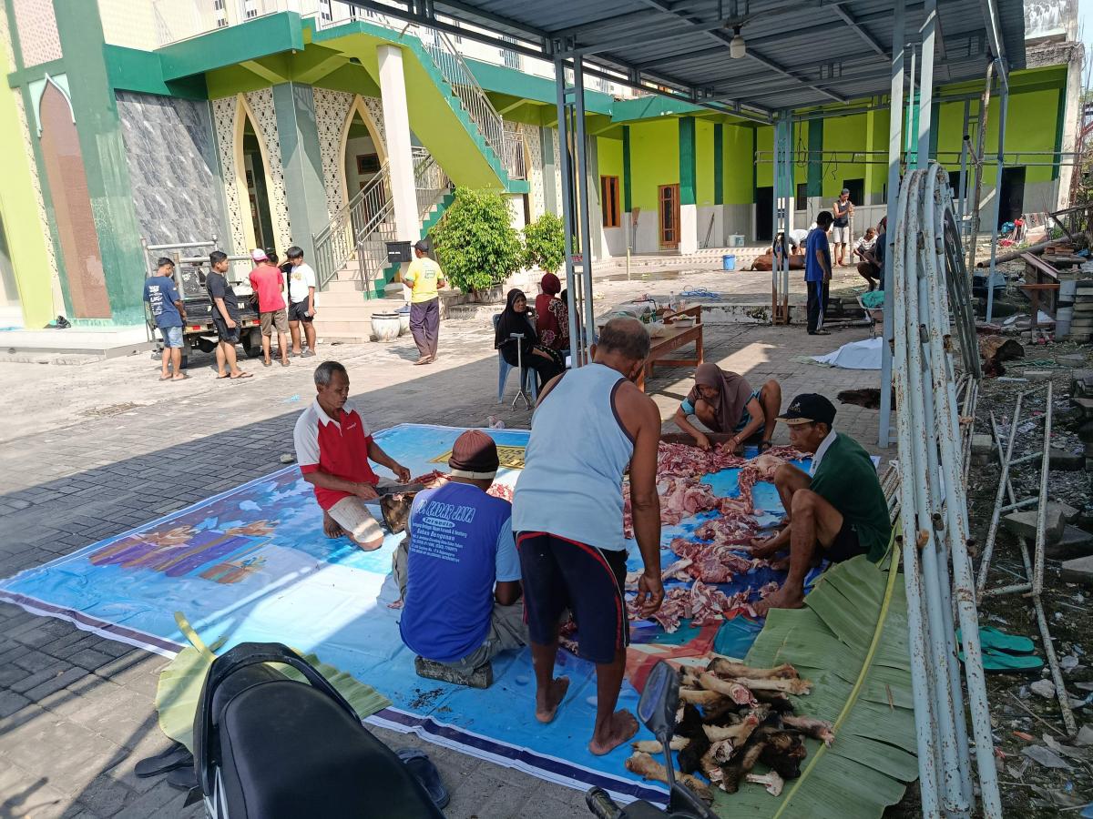 Gotong Royong Qurban Idul Adha 1447 H, Warga RT 9 Desa Sambiroto Padati Halaman Masjid Nurul Huda